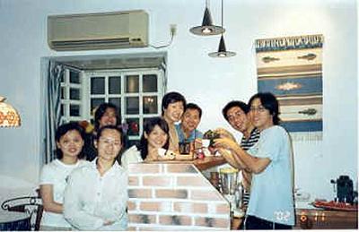 2002 (1).jpg - Jun 11, 2002--Lab newcomer welcome party (Prof. Shiau's house)